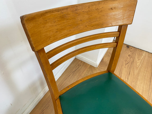 WMK I 1/3 Klassischer 50er Jahre Küchenstuhl aus hellem Buchenholz mit grünem Kunstlederbezug I Stuhl Holzstuhl Schulstuhl Esszimmerstuhl Mid-Century Vintage 60er Berlin Köln Hamburg I Versand möglich