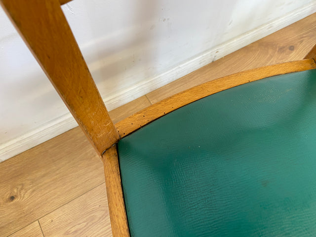 WMK I 1/3 Klassischer 50er Jahre Küchenstuhl aus hellem Buchenholz mit grünem Kunstlederbezug I Stuhl Holzstuhl Schulstuhl Esszimmerstuhl Mid-Century Vintage 60er Berlin Köln Hamburg I Versand möglich