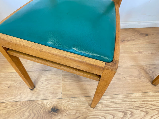 WMK I 1/3 Klassischer 50er Jahre Küchenstuhl aus hellem Buchenholz mit grünem Kunstlederbezug I Stuhl Holzstuhl Schulstuhl Esszimmerstuhl Mid-Century Vintage 60er Berlin Köln Hamburg I Versand möglich