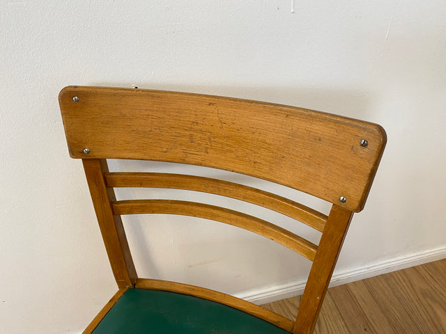 WMK I 1/3 Klassischer 50er Jahre Küchenstuhl aus hellem Buchenholz mit grünem Kunstlederbezug I Stuhl Holzstuhl Schulstuhl Esszimmerstuhl Mid-Century Vintage 60er Berlin Köln Hamburg I Versand möglich