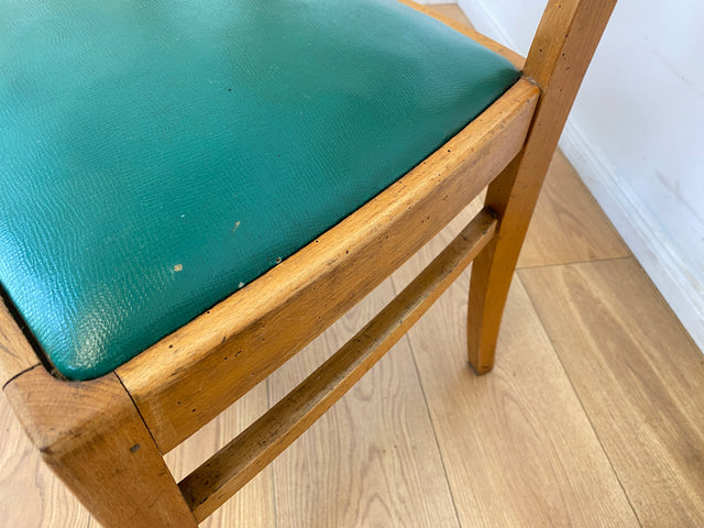 WMK I 1/3 Klassischer 50er Jahre Küchenstuhl aus hellem Buchenholz mit grünem Kunstlederbezug I Stuhl Holzstuhl Schulstuhl Esszimmerstuhl Mid-Century Vintage 60er Berlin Köln Hamburg I Versand möglich