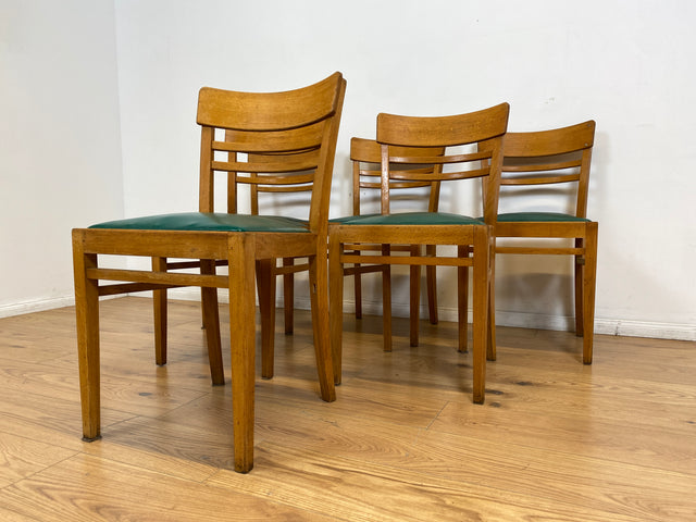 WMK I 1/3 Klassischer 50er Jahre Küchenstuhl aus hellem Buchenholz mit grünem Kunstlederbezug I Stuhl Holzstuhl Schulstuhl Esszimmerstuhl Mid-Century Vintage 60er Berlin Köln Hamburg I Versand möglich