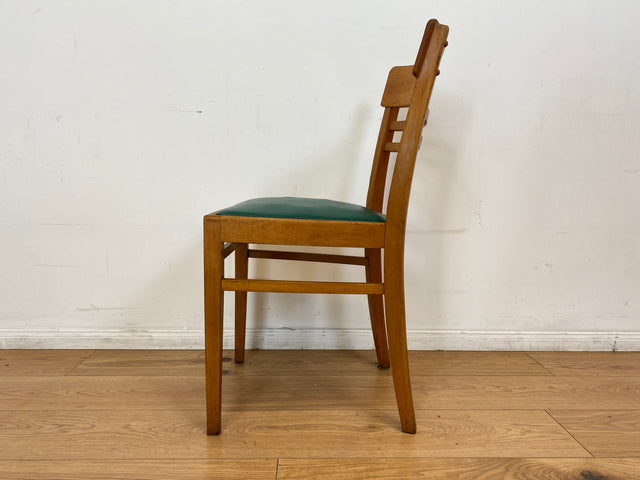 WMK I 1/3 Klassischer 50er Jahre Küchenstuhl aus hellem Buchenholz mit grünem Kunstlederbezug I Stuhl Holzstuhl Schulstuhl Esszimmerstuhl Mid-Century Vintage 60er Berlin Köln Hamburg I Versand möglich