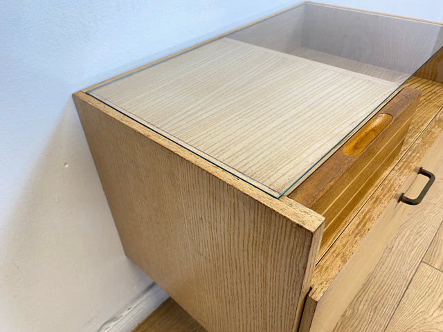 WMK # 1/2 Sehr schöner und gut erhaltener 50er Jahre Nachttisch mit Schubladen und Metallfüßen # Nachtschank Nachtkommode Kommode Nightstand Schlafzimmer Rockabilly Mid-Century 60er Design Vintage