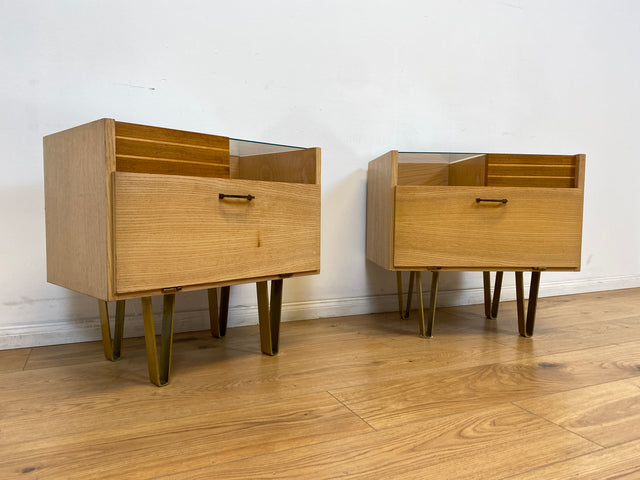 WMK # 1/2 Sehr schöner und gut erhaltener 50er Jahre Nachttisch mit Schubladen und Metallfüßen # Nachtschank Nachtkommode Kommode Nightstand Schlafzimmer Rockabilly Mid-Century 60er Design Vintage