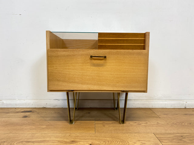 WMK # 1/2 Sehr schöner und gut erhaltener 50er Jahre Nachttisch mit Schubladen und Metallfüßen # Nachtschank Nachtkommode Kommode Nightstand Schlafzimmer Rockabilly Mid-Century 60er Design Vintage
