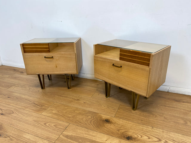 WMK # 1/2 Sehr schöner und gut erhaltener 50er Jahre Nachttisch mit Schubladen und Metallfüßen # Nachtschank Nachtkommode Kommode Nightstand Schlafzimmer Rockabilly Mid-Century 60er Design Vintage