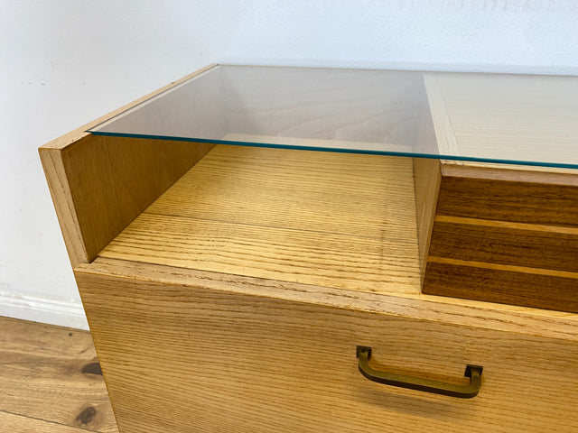 WMK # 1/2 Sehr schöner und gut erhaltener 50er Jahre Nachttisch mit Schubladen und Metallfüßen # Nachtschank Nachtkommode Kommode Nightstand Schlafzimmer Rockabilly Mid-Century 60er Design Vintage