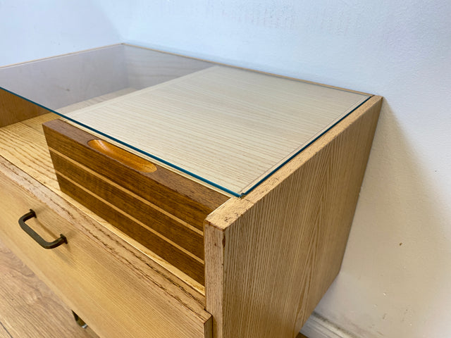 WMK # 1/2 Sehr schöner und gut erhaltener 50er Jahre Nachttisch mit Schubladen und Metallfüßen # Nachtschank Nachtkommode Kommode Nightstand Schlafzimmer Rockabilly Mid-Century 60er Design Vintage