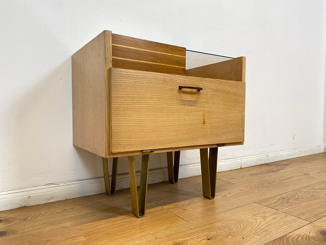 WMK # 1/2 Sehr schöner und gut erhaltener 50er Jahre Nachttisch mit Schubladen und Metallfüßen # Nachtschank Nachtkommode Kommode Nightstand Schlafzimmer Rockabilly Mid-Century 60er Design Vintage