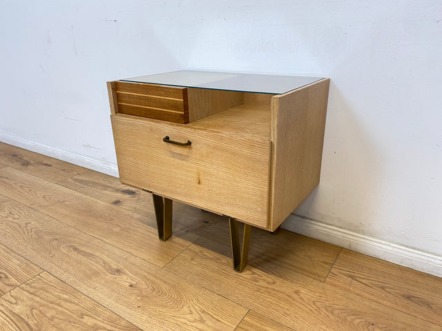 WMK # 1/2 Sehr schöner und gut erhaltener 50er Jahre Nachttisch mit Schubladen und Metallfüßen # Nachtschank Nachtkommode Kommode Nightstand Schlafzimmer Rockabilly Mid-Century 60er Design Vintage