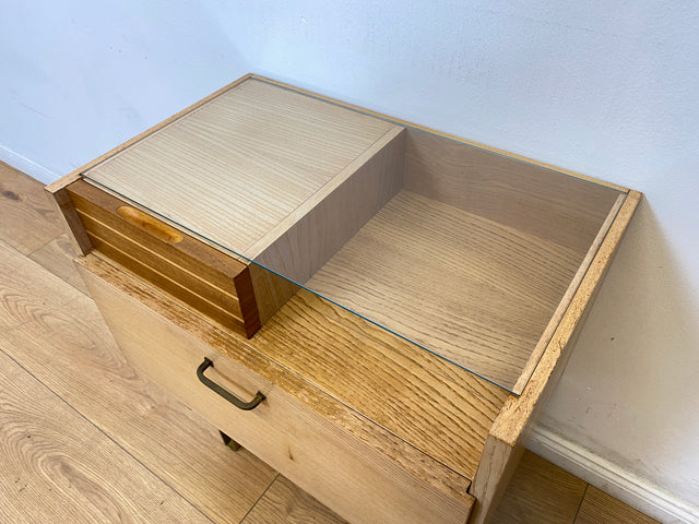 WMK # 1/2 Sehr schöner und gut erhaltener 50er Jahre Nachttisch mit Schubladen und Metallfüßen # Nachtschank Nachtkommode Kommode Nightstand Schlafzimmer Rockabilly Mid-Century 60er Design Vintage