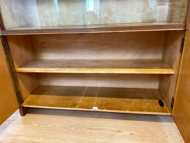 WMK # Formschöner & sehr gut erhaltener 50er Jahre Wohnzimmerschrank aus vollem Holz mit Vitrine & Messinggriffen # Schrank Bücherschrank Büchervitrine Highboard Sideboard Mid-Century Bauhaus Vintage