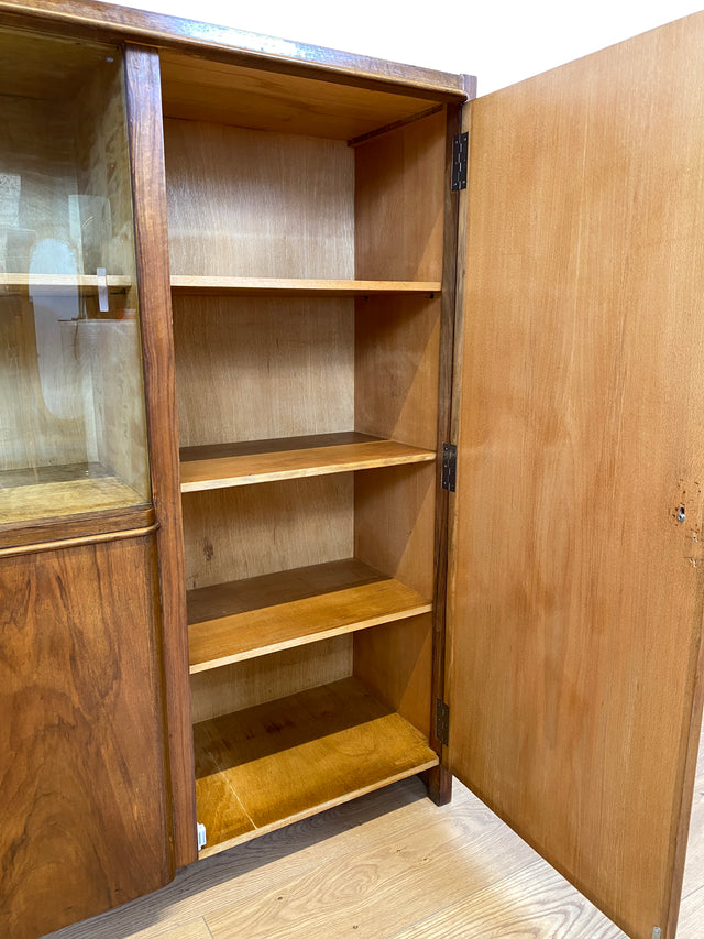 WMK # Formschöner & sehr gut erhaltener 50er Jahre Wohnzimmerschrank aus vollem Holz mit Vitrine & Messinggriffen # Schrank Bücherschrank Büchervitrine Highboard Sideboard Mid-Century Bauhaus Vintage