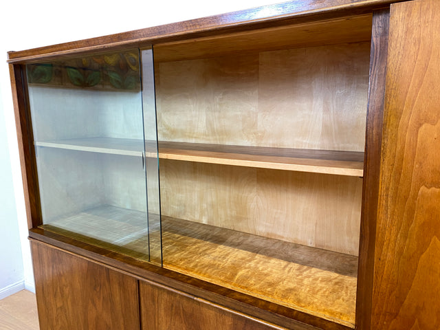 WMK # Formschöner & sehr gut erhaltener 50er Jahre Wohnzimmerschrank aus vollem Holz mit Vitrine & Messinggriffen # Schrank Bücherschrank Büchervitrine Highboard Sideboard Mid-Century Bauhaus Vintage