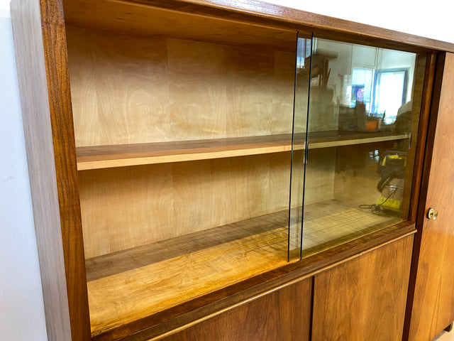 WMK # Formschöner & sehr gut erhaltener 50er Jahre Wohnzimmerschrank aus vollem Holz mit Vitrine & Messinggriffen # Schrank Bücherschrank Büchervitrine Highboard Sideboard Mid-Century Bauhaus Vintage