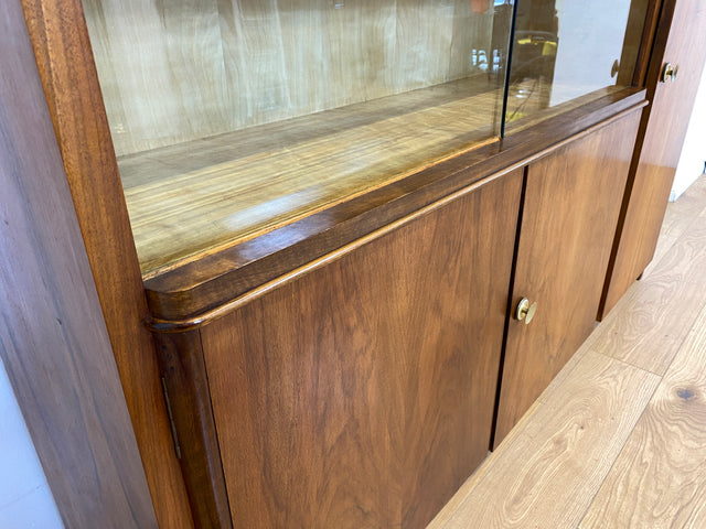 WMK # Formschöner & sehr gut erhaltener 50er Jahre Wohnzimmerschrank aus vollem Holz mit Vitrine & Messinggriffen # Schrank Bücherschrank Büchervitrine Highboard Sideboard Mid-Century Bauhaus Vintage