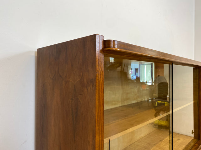 WMK # Formschöner & sehr gut erhaltener 50er Jahre Wohnzimmerschrank aus vollem Holz mit Vitrine & Messinggriffen # Schrank Bücherschrank Büchervitrine Highboard Sideboard Mid-Century Bauhaus Vintage