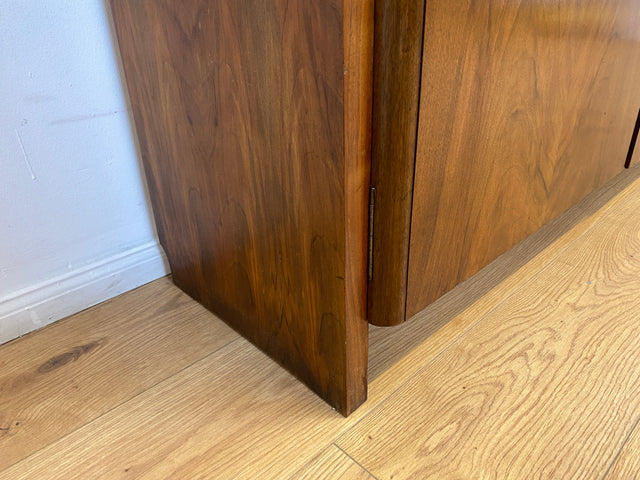 WMK # Formschöner & sehr gut erhaltener 50er Jahre Wohnzimmerschrank aus vollem Holz mit Vitrine & Messinggriffen # Schrank Bücherschrank Büchervitrine Highboard Sideboard Mid-Century Bauhaus Vintage