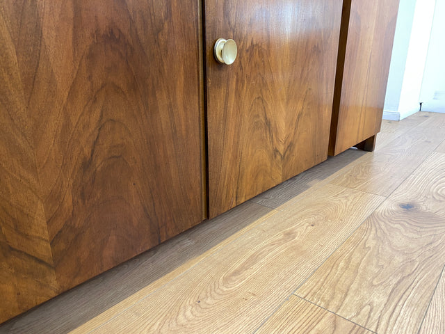 WMK # Formschöner & sehr gut erhaltener 50er Jahre Wohnzimmerschrank aus vollem Holz mit Vitrine & Messinggriffen # Schrank Bücherschrank Büchervitrine Highboard Sideboard Mid-Century Bauhaus Vintage