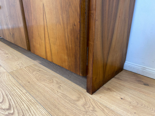 WMK # Formschöner & sehr gut erhaltener 50er Jahre Wohnzimmerschrank aus vollem Holz mit Vitrine & Messinggriffen # Schrank Bücherschrank Büchervitrine Highboard Sideboard Mid-Century Bauhaus Vintage