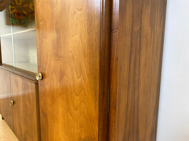 WMK # Formschöner & sehr gut erhaltener 50er Jahre Wohnzimmerschrank aus vollem Holz mit Vitrine & Messinggriffen # Schrank Bücherschrank Büchervitrine Highboard Sideboard Mid-Century Bauhaus Vintage