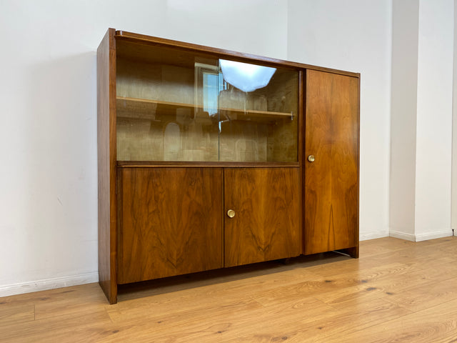 WMK # Formschöner & sehr gut erhaltener 50er Jahre Wohnzimmerschrank aus vollem Holz mit Vitrine & Messinggriffen # Schrank Bücherschrank Büchervitrine Highboard Sideboard Mid-Century Bauhaus Vintage