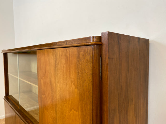 WMK # Formschöner & sehr gut erhaltener 50er Jahre Wohnzimmerschrank aus vollem Holz mit Vitrine & Messinggriffen # Schrank Bücherschrank Büchervitrine Highboard Sideboard Mid-Century Bauhaus Vintage