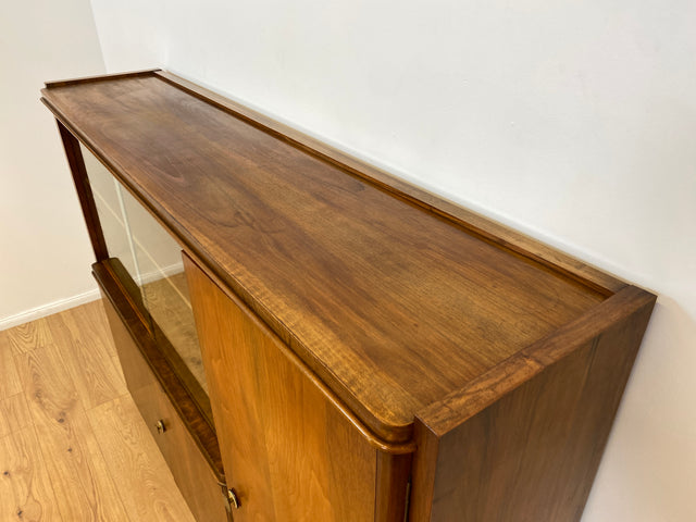 WMK # Formschöner & sehr gut erhaltener 50er Jahre Wohnzimmerschrank aus vollem Holz mit Vitrine & Messinggriffen # Schrank Bücherschrank Büchervitrine Highboard Sideboard Mid-Century Bauhaus Vintage