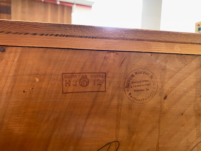 WMK # Formschöner & sehr gut erhaltener 50er Jahre Wohnzimmerschrank aus vollem Holz mit Vitrine & Messinggriffen # Schrank Bücherschrank Büchervitrine Highboard Sideboard Mid-Century Bauhaus Vintage