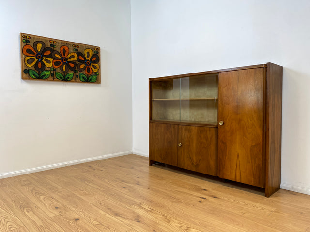 WMK # Formschöner & sehr gut erhaltener 50er Jahre Wohnzimmerschrank aus vollem Holz mit Vitrine & Messinggriffen # Schrank Bücherschrank Büchervitrine Highboard Sideboard Mid-Century Bauhaus Vintage