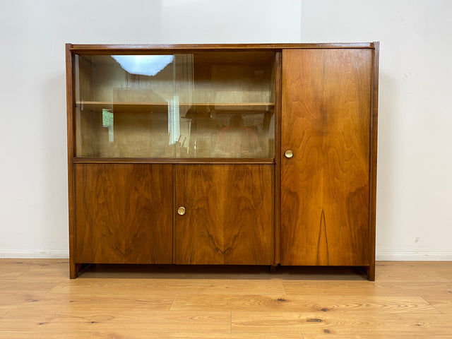 WMK # Formschöner & sehr gut erhaltener 50er Jahre Wohnzimmerschrank aus vollem Holz mit Vitrine & Messinggriffen # Schrank Bücherschrank Büchervitrine Highboard Sideboard Mid-Century Bauhaus Vintage