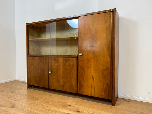 WMK # Formschöner & sehr gut erhaltener 50er Jahre Wohnzimmerschrank aus vollem Holz mit Vitrine & Messinggriffen # Schrank Bücherschrank Büchervitrine Highboard Sideboard Mid-Century Bauhaus Vintage