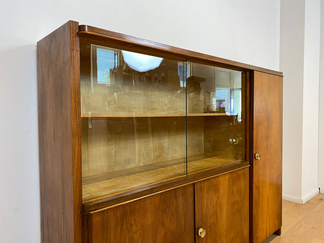 WMK # Formschöner & sehr gut erhaltener 50er Jahre Wohnzimmerschrank aus vollem Holz mit Vitrine & Messinggriffen # Schrank Bücherschrank Büchervitrine Highboard Sideboard Mid-Century Bauhaus Vintage