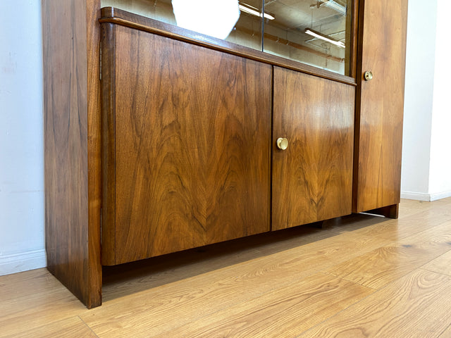 WMK # Formschöner & sehr gut erhaltener 50er Jahre Wohnzimmerschrank aus vollem Holz mit Vitrine & Messinggriffen # Schrank Bücherschrank Büchervitrine Highboard Sideboard Mid-Century Bauhaus Vintage