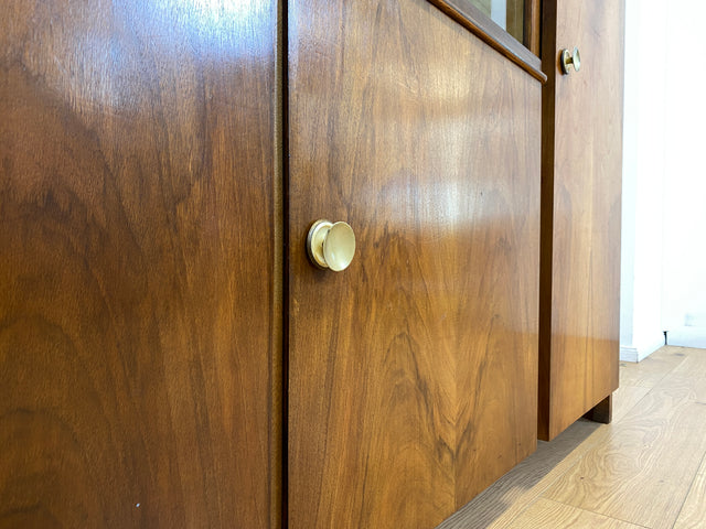 WMK # Formschöner & sehr gut erhaltener 50er Jahre Wohnzimmerschrank aus vollem Holz mit Vitrine & Messinggriffen # Schrank Bücherschrank Büchervitrine Highboard Sideboard Mid-Century Bauhaus Vintage