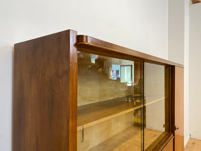 WMK # Formschöner & sehr gut erhaltener 50er Jahre Wohnzimmerschrank aus vollem Holz mit Vitrine & Messinggriffen # Schrank Bücherschrank Büchervitrine Highboard Sideboard Mid-Century Bauhaus Vintage