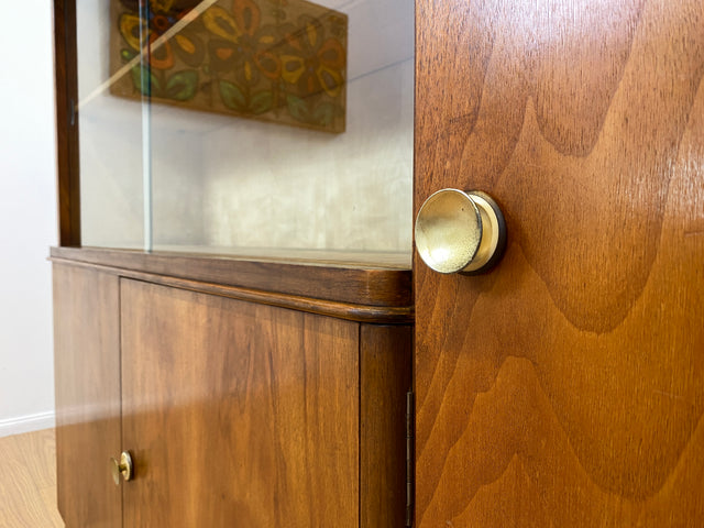 WMK # Formschöner & sehr gut erhaltener 50er Jahre Wohnzimmerschrank aus vollem Holz mit Vitrine & Messinggriffen # Schrank Bücherschrank Büchervitrine Highboard Sideboard Mid-Century Bauhaus Vintage