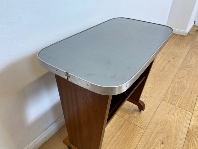WMK # Formschöner 50er Jahre Zeitungstisch auf Rollen mit pflegeleichter Resopal Oberfläche # Beistelltisch Servierwagen Zeitungshalter Zeitungsständer Zeitschriftenständer Ablage Vintage Mid-Century