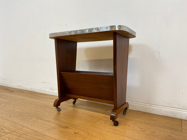 WMK # Formschöner 50er Jahre Zeitungstisch auf Rollen mit pflegeleichter Resopal Oberfläche # Beistelltisch Servierwagen Zeitungshalter Zeitungsständer Zeitschriftenständer Ablage Vintage Mid-Century