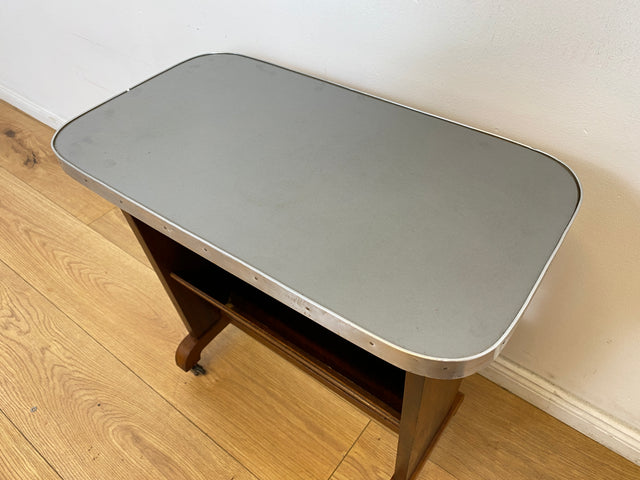 WMK # Formschöner 50er Jahre Zeitungstisch auf Rollen mit pflegeleichter Resopal Oberfläche # Beistelltisch Servierwagen Zeitungshalter Zeitungsständer Zeitschriftenständer Ablage Vintage Mid-Century