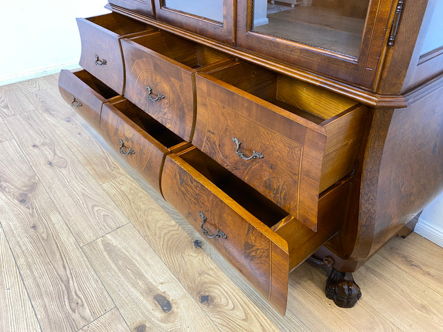 WMK I Vornehme und hochwertige 60er Jahre Vitrine , Vollholz, im Stile des Barock mit bombierter Front, Löwenfüßen, & Intarsien I Schrank Anrichte Buffet Bücher Glas Geschirr Wohnzimmer Vintage Rokoko