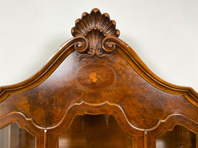 WMK I Vornehme und hochwertige 60er Jahre Vitrine , Vollholz, im Stile des Barock mit bombierter Front, Löwenfüßen, & Intarsien I Schrank Anrichte Buffet Bücher Glas Geschirr Wohnzimmer Vintage Rokoko