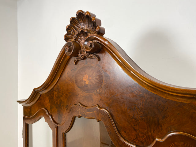 WMK I Vornehme und hochwertige 60er Jahre Vitrine , Vollholz, im Stile des Barock mit bombierter Front, Löwenfüßen, & Intarsien I Schrank Anrichte Buffet Bücher Glas Geschirr Wohnzimmer Vintage Rokoko