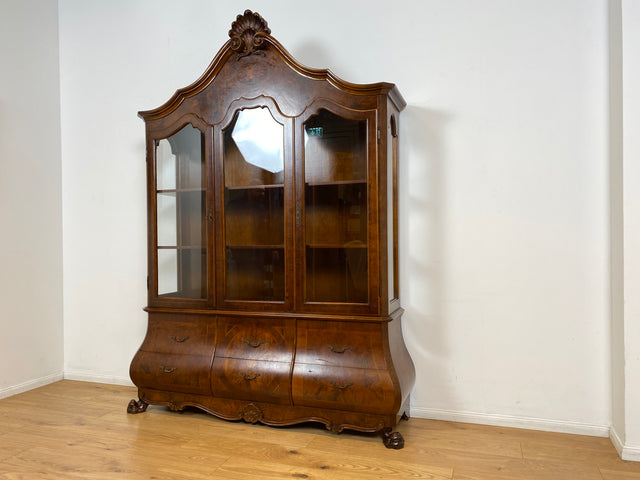 WMK I Vornehme und hochwertige 60er Jahre Vitrine , Vollholz, im Stile des Barock mit bombierter Front, Löwenfüßen, & Intarsien I Schrank Anrichte Buffet Bücher Glas Geschirr Wohnzimmer Vintage Rokoko