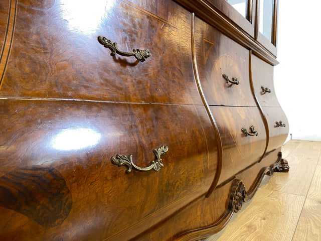 WMK I Vornehme und hochwertige 60er Jahre Vitrine , Vollholz, im Stile des Barock mit bombierter Front, Löwenfüßen, & Intarsien I Schrank Anrichte Buffet Bücher Glas Geschirr Wohnzimmer Vintage Rokoko