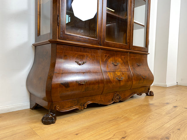 WMK I Vornehme und hochwertige 60er Jahre Vitrine , Vollholz, im Stile des Barock mit bombierter Front, Löwenfüßen, & Intarsien I Schrank Anrichte Buffet Bücher Glas Geschirr Wohnzimmer Vintage Rokoko