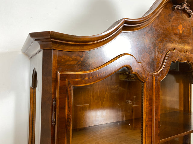 WMK I Vornehme und hochwertige 60er Jahre Vitrine , Vollholz, im Stile des Barock mit bombierter Front, Löwenfüßen, & Intarsien I Schrank Anrichte Buffet Bücher Glas Geschirr Wohnzimmer Vintage Rokoko