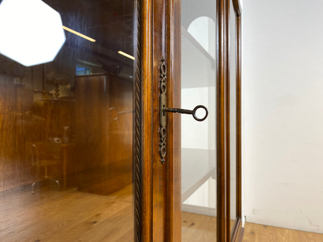 WMK I Vornehme und hochwertige 60er Jahre Vitrine , Vollholz, im Stile des Barock mit bombierter Front, Löwenfüßen, & Intarsien I Schrank Anrichte Buffet Bücher Glas Geschirr Wohnzimmer Vintage Rokoko