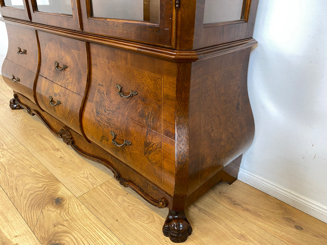 WMK I Vornehme und hochwertige 60er Jahre Vitrine , Vollholz, im Stile des Barock mit bombierter Front, Löwenfüßen, & Intarsien I Schrank Anrichte Buffet Bücher Glas Geschirr Wohnzimmer Vintage Rokoko